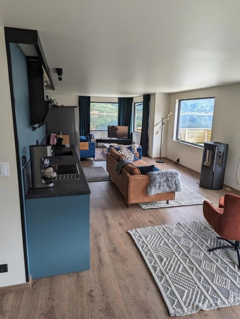 Nydelig Hytte Med Fantastisk Beliggenhet Ved Sjoen Villa Laupstad Buitenkant foto