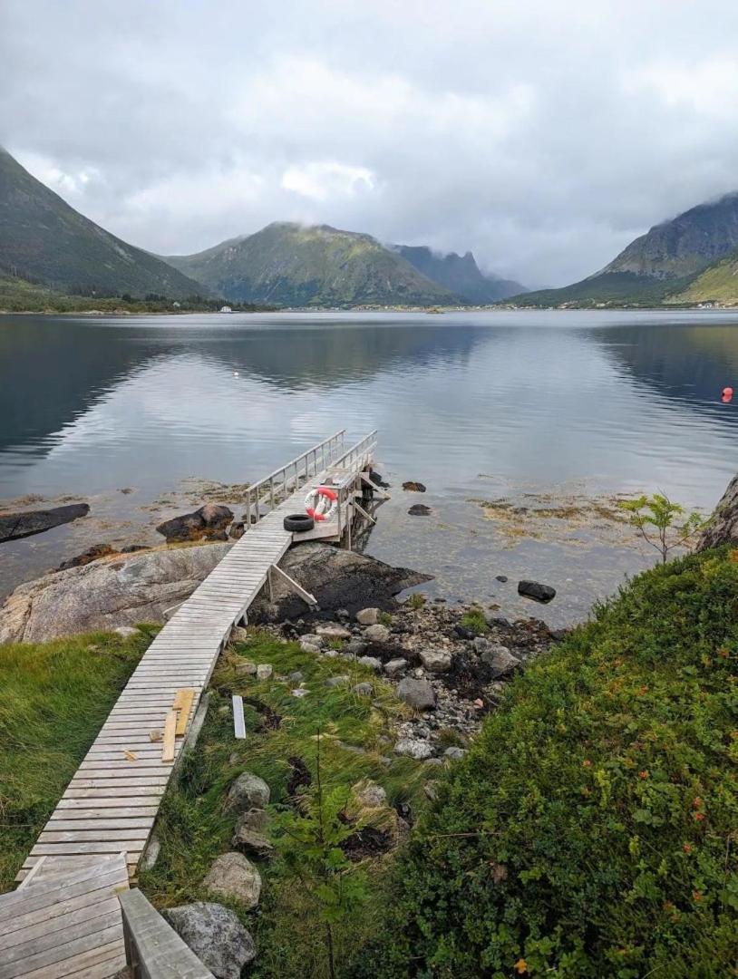 Nydelig Hytte Med Fantastisk Beliggenhet Ved Sjoen Villa Laupstad Buitenkant foto