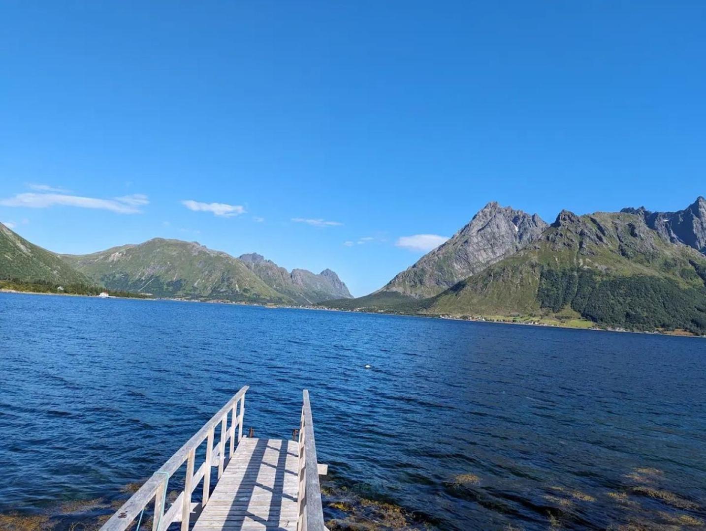 Nydelig Hytte Med Fantastisk Beliggenhet Ved Sjoen Villa Laupstad Buitenkant foto
